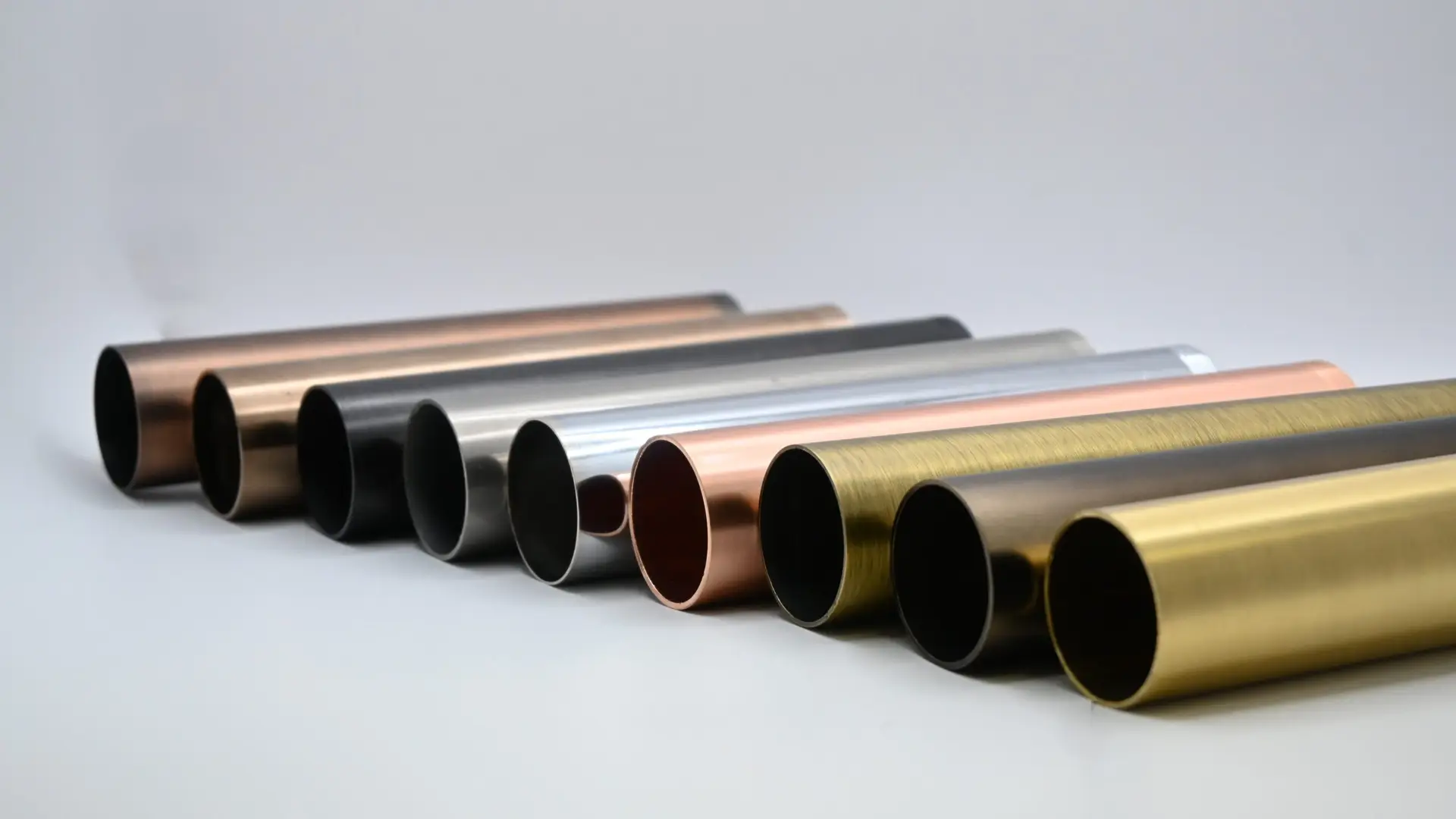 水五金產品電鍍顏色展示,金屬管表面處理包含銅色、黑色、銀色、金色與拉絲效果。